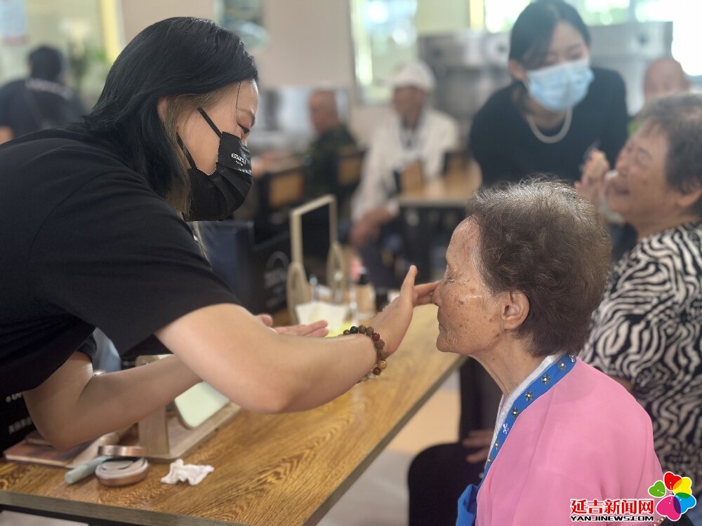 延吉福利院老人美美地过老年节